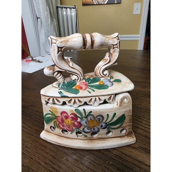 Vintage Delft Italian Ceramic Hinged Trinket Box in Hot Iron Shape Bassano Stamp - Picture 1 of 16